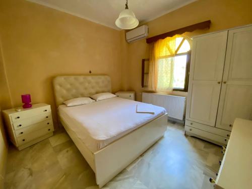 Tempat tidur dalam kamar di Ikidiki Beach Villa