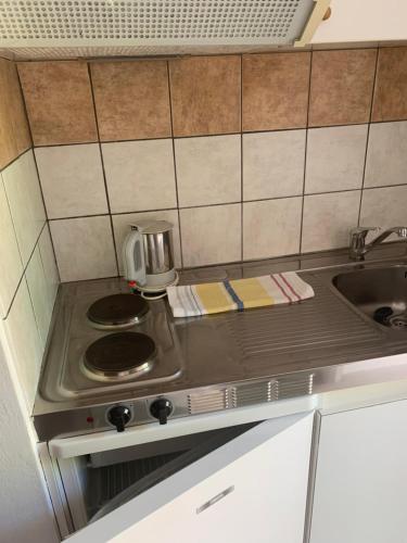 Una cocina o zona de cocina en Aristomenis Studios