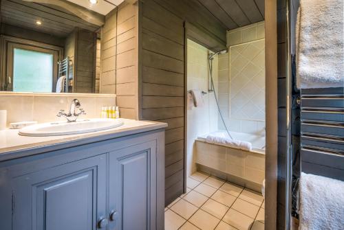 a bathroom with a sink and a shower at Madame Vacances Chalet Etienne in Les Allues