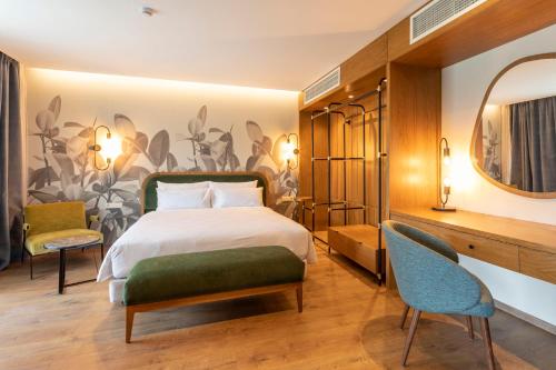Un pat sau paturi într-o cameră la Lopota Lake Resort & Spa
