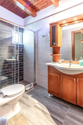 Ein Badezimmer in der Unterkunft Apartments Tina FREE transfer from-to the airport