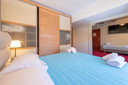 Ein Bett oder Betten in einem Zimmer der Unterkunft Apartments Tina FREE transfer from-to the airport