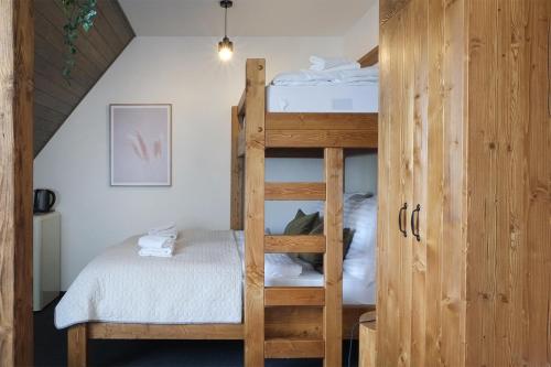 Poschodová posteľ alebo postele v izbe v ubytovaní Penzión u Sysľa