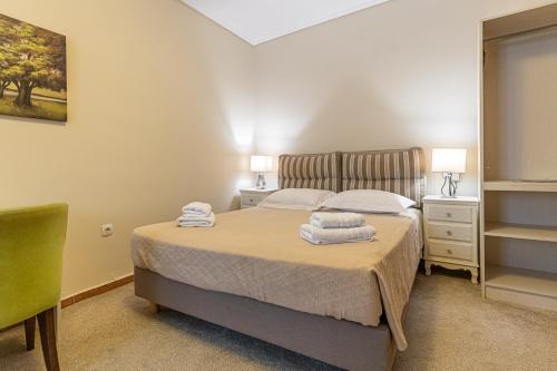 Ein Bett oder Betten in einem Zimmer der Unterkunft Apartments Tina FREE transfer from-to the airport