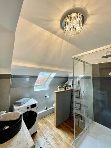 La salle de bains est pourvue d'un lustre et d'une cuisinière. dans l'établissement La Romantica**** 4/6 Pers 5kms de Nausicaa, à Saint-Étienne-au-Mont