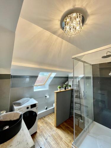 bagno con lampadario a braccio e piano cottura. di La Romantica**** 4/6 Pers 5kms de Nausicaa a Saint-Étienne-au-Mont