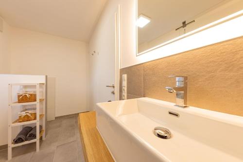 A bathroom at Ledererhof Lunz am See