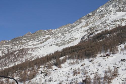 アパートメントから撮影された、または一般的な山の景色