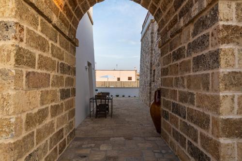 an alley in the wall of a building at Dimora Le Site in Torre Suda