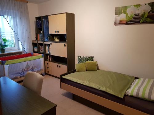 1 dormitorio con cama, escritorio y pecera en Ferienwohnung Landhausfeeling, en Bad Abbach