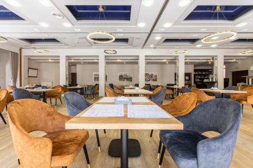 a meeting room with tables and chairs at Hotel Kudowa Manufaktura Relaksu in Kudowa-Zdrój
