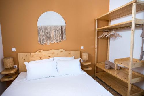 Tempat tidur dalam kamar di Aquarella-Fairytale Apartment with Sunset View