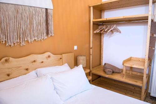 Tempat tidur dalam kamar di Aquarella-Fairytale Apartment with Sunset View