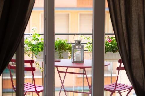 オメーニャにあるBIBA casa vacanzeの窓のあるバルコニー(テーブル、椅子付)