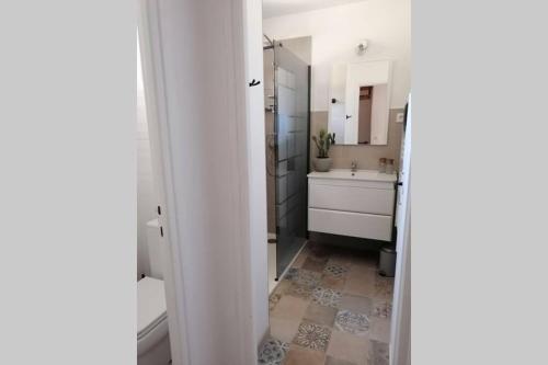 une salle de bain avec un lavabo blanc et un miroir dans l'établissement MAISON 5 Personnes EN GARRIGUE - PISCINE-SPA PRIVÉ, à Langlade