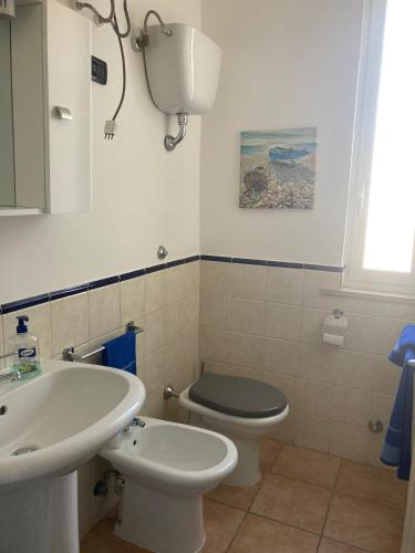 uma casa de banho com um WC e um lavatório em Pineta em Sabaudia