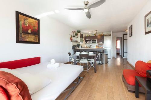 un salon avec un canapé blanc et une table dans l'établissement Quartier Vauban 2 bedroom apartment, à Antibes