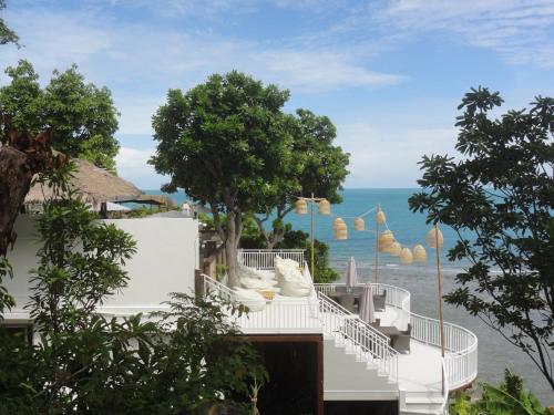 Vom Balkon eines Resorts genießen Sie Meerblick. in der Unterkunft High Life Bungalow in Haad Yao