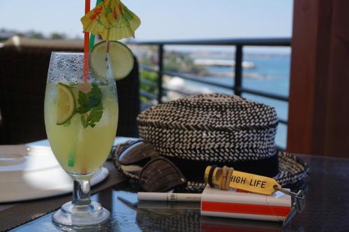 una bebida en una mesa con vistas al océano en High Life, en Kyrenia