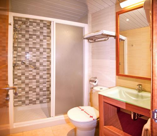 a bathroom with a toilet and a sink and a shower at Mirada de Alcudia in Playa de Muro