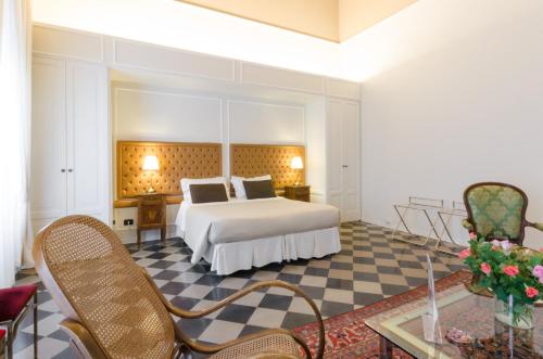 a hotel room with a bed and a table and chairs at Dimora Novecento in Pescara