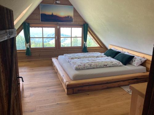 1 dormitorio con 1 cama grande en el ático en Gastkeusche Höss en Semriach