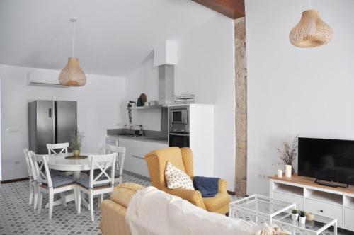 una sala de estar con un sofá y una mesa en Ca Tía Teresa, en Denia