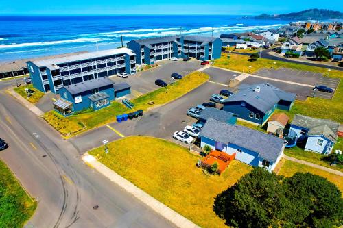 una vista aérea de una ciudad con un edificio y el océano en OYO Waves Hotel Newport OR - NYE Beach en Newport