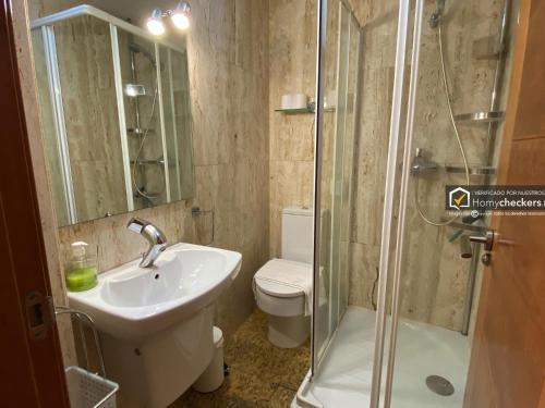 Un baño con inodoro, lavabo y ducha. en Alojamiento Centro de Salamanca, en Salamanca
