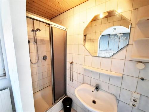 a bathroom with a shower and a sink at Work& Stay Apartment mit 2 Schlafzimmern in Reutlingen