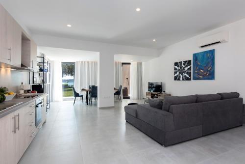 Ruang duduk di White Swan Villa with Private Pool and Jacuzzi