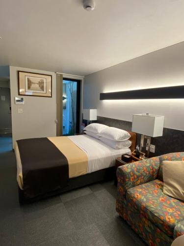 Postel nebo postele na pokoji v ubytování Hotel 草石庵