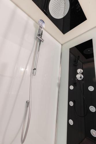 une doucheuliculiculiculiculiculiculiculiculiculiculiculiculiculiculiculic dans l'établissement Studio élément - Eau, à Saint-Aignan