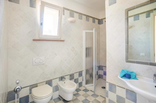 Un baño de Agriturismo Sant Elmira - Relax with external Jacuzzi