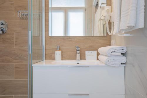 a bathroom with a sink and a mirror at Casa LiLu by Comorooms in Como