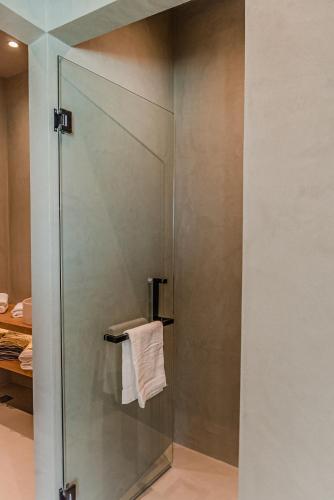 Ένα μπάνιο στο Amarelo Suites