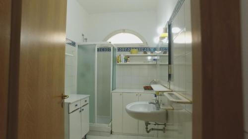 y baño pequeño con lavabo y ducha. en Casa Vacanze Le Terrazze, en Terrasini