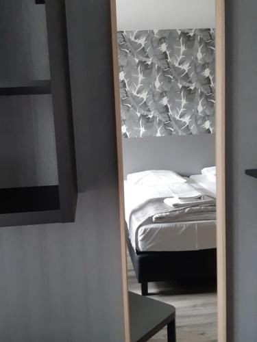 a mirror in a bedroom with a bunk bed at RAVeL Hotel Cyrano in Waimes