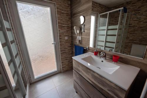 a bathroom with a sink and a mirror at Edificio Prieto VIV 3 in Puerto del Rosario