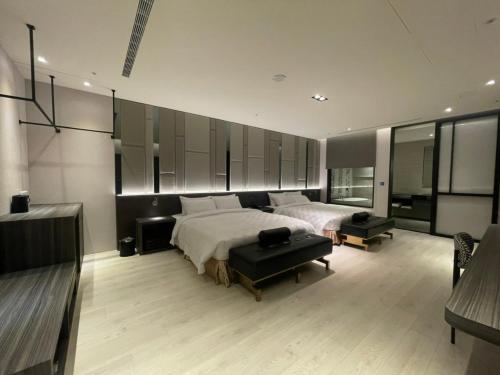 a large bedroom with a bed and a table at Motel Lin in Taichung