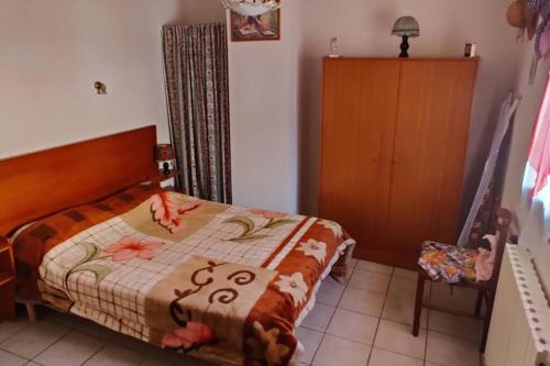 une chambre avec un lit avec une couette dessus dans l'établissement Maison calme indépendante et vue sur les montagnes, à Briançon