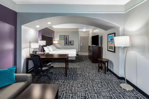 una camera d'albergo con un letto e una scrivania di La Quinta by Wyndham Port Lavaca a Port Lavaca