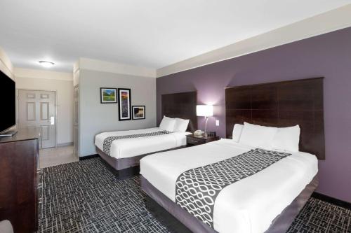 Letto o letti in una camera di La Quinta by Wyndham Port Lavaca
