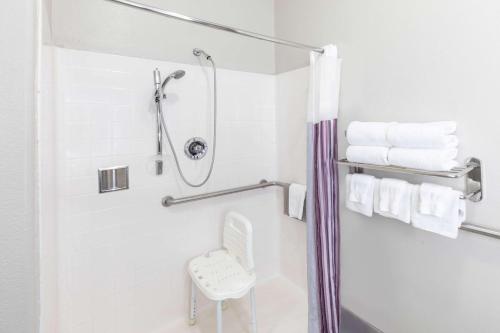 Phòng tắm tại La Quinta by Wyndham Port Lavaca