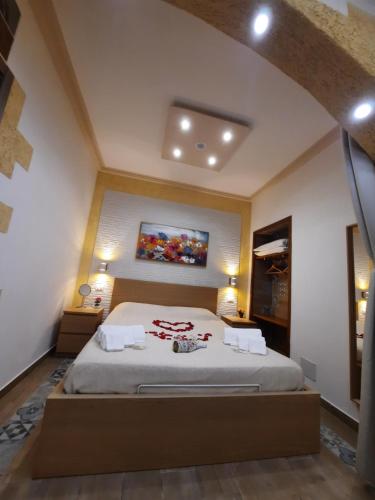 ein Schlafzimmer mit einem Bett und einem Wandgemälde in der Unterkunft Il Sole della Guilla in Palermo
