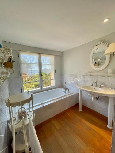 une salle de bain avec une baignoire et un lavabo dans l'établissement Villa Darius Belle et grande villa, piscine, clim, vue mer Cavalaire sur Mer, à Cavalaire-sur-Mer