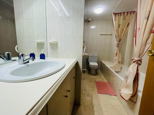 ห้องน้ำของ PORT ROYAL B1 2-2 - Apartamento con vistas al canal - cerca playa