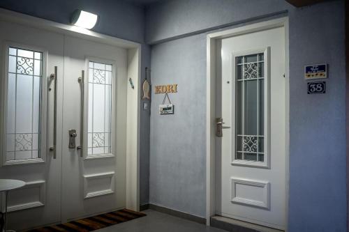 un couloir avec deux portes blanches dans un bâtiment dans l'établissement Apartment Caesarea 38, à Césarée