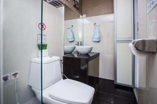 une salle de bains avec toilettes et lavabo dans l'établissement SECRET STUDIO On Factory, à George Town