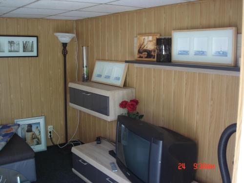 a living room with a tv and a room with at Ferienhaus Süplingen in Süplingen